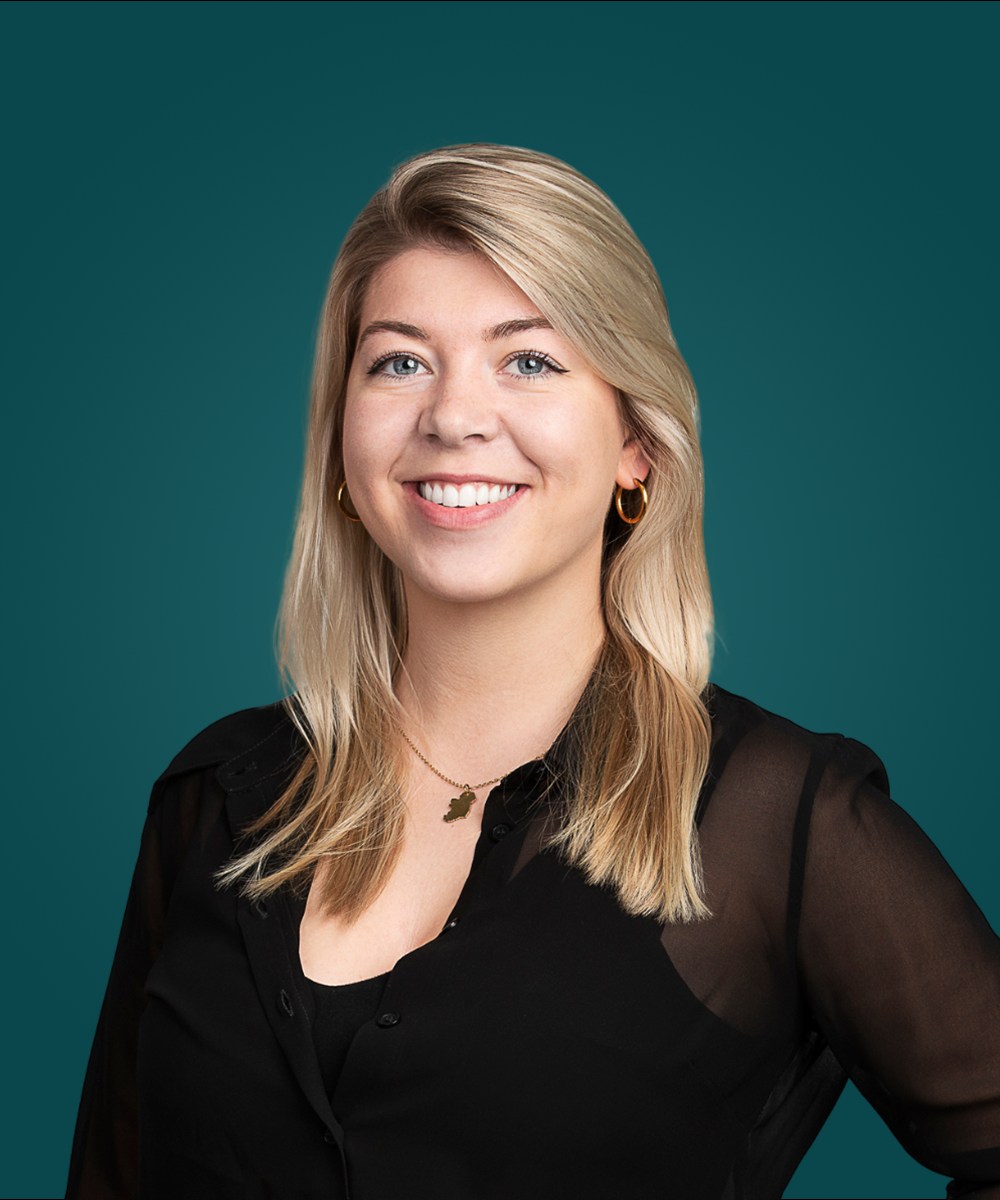 Headshot of senior principal recruitment consultant Jess Braun smiling green background